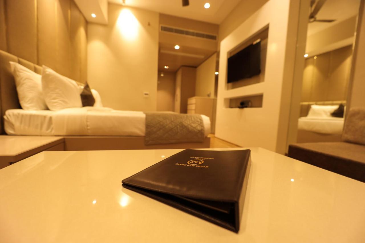 Hotel Mvr Grand 칸푸르 외부 사진